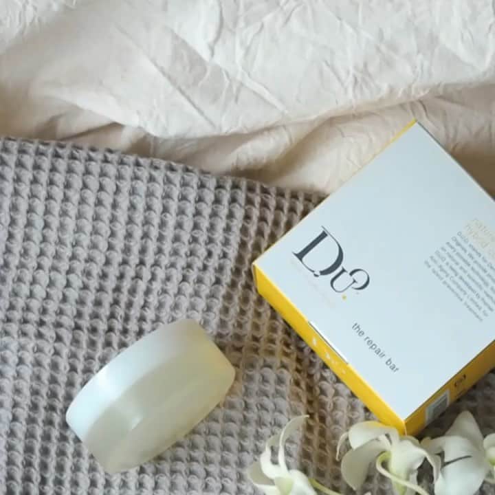 D.U.O.（デュオ）のインスタグラム：「新商品リペアバーのHow to use🌼🍯 . －－－－朝夜使用できる洗顔石鹸－－－－－ メレンゲのようなモコモコ泡が簡単に お肌にのせるとクリームのようにしっとりなめらか〜！ ザラつき、ゴワつきを除去してくれるピール層と 潤いを補って肌環境を整えるトリートメント層 ❁︎･:* 2層で肌への優しさと効果性を追求してくれています －－－－－－－－－－－－－－－－－－－－ . 【 使い方 】 1. リペアバーと泡だてネットを水に濡らして泡だてます 2. 泡だてネットの中にリペアバーを入れて 3. たっぷりのお水と一緒に泡だてます 4. 簡単にモコモコ泡がつくれます 5. メレンゲみたいなもっちり泡 6. お肌にのせるとクリームみたいに馴染んでいきます 7.  洗いたてもつっぱることなくもちもちつるん . . 数量限定です💛🐝 ∗︎*ﾟ https://www.duo.jp/shop/pages/barcam.aspx . #デュオ #duo #DUOコスメ #デュオコスメ #枠練り石鹸 #洗顔石鹸 #ピーリング石鹸 #洗顔 #洗顔料 #ピーリング #トリートメント #毛穴ケア #角質ケア #潤い #アンチエイジング #数量限定 #新商品 #howto動画」