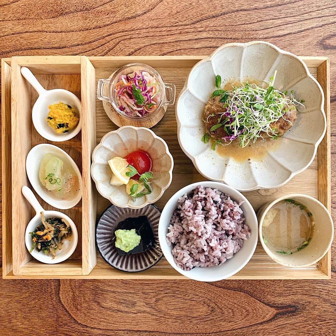のインスタグラム：「【ぼちぼち堂 / 高知・塩田町】﻿ .﻿ 高知県塩田町の住宅街に平日ランチのみ営業をしている知る人ぞ知るカフェ「ぼちぼち堂」があります🏠﻿ ﻿ こちらのランチはオーナーこだわりのお皿に、彩り豊かなお野菜がたっぷり🍅🥬﻿ ﻿ 人数に合わせて食材を調達しているそうなので、予約は必須。まるで自宅のような居心地の良さとお座敷席もあるのでお子様連れにも人気です🚼﻿ ﻿ ぜひ味わいに行ってみてくださいね😋﻿ .﻿ 📍高知県高知市塩田町17-14﻿ .﻿ 📷写真・情報提供：@smile_kannaさん﻿ 素敵な投稿をありがとうございます✨﻿ .﻿ \ 一緒にルトロンInstagramを盛り上げませんか？🙋‍♀️ /﻿ #ルトロン で素敵なおでかけ体験をシェアしてくれる方を大募集しています♪投稿内容は、Instagramで紹介させていただきます☺️﻿ .﻿ ルトロンのアプリはAppStore、GooglePlay「ルトロン」で検索！﻿ .﻿ #letronc #japanese_food #ぼちぼち堂 #予約制 #完全予約制 #インスタ予約 #高知カフェ #cafe #カフェ部 #カフェ巡り #カフェ好きな人と繋がりたい #カフェスタグラム #高知ランチ #lunch #lunchtime #ランチ #ランチ部 #ランチ巡り #ランチタイム #ランチ会 #今日のランチ #子連れランチ #子連れカフェ #インスタ映え #高知グルメ #グルメ #グルメ女子 #グルメ男子 #グルメ巡り」