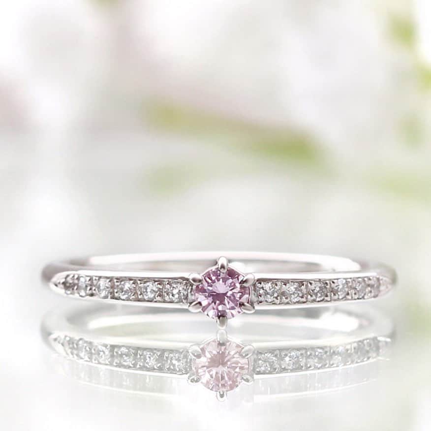 BIZOUX BRIDAL | ビズーブライダルのインスタグラム：「. 7月7日は七夕でもあり、 実は「カスミソウの日」でもあります。 . カスミソウをイメージしたビズー ブライダルの「ジプソフィル。」無数の花をつけるカスミソウのようにメレーダイヤをアームに並べました。 . カスミソウの花言葉は「清らかな心」「幸福」 . 素敵な週末をお過ごしください。 . . #bizoux #ビズー #bizouxbridal #ビズーブライダル #結婚指輪 #マリッジリング #marriagering #エンゲージリング #婚約指輪 #engagementring #ブライダル #bridal #ダイヤモンド #diamond #ピンクダイヤ #pinkdiamond #カスミソウ #かすみ草#プロポーズ #サプライズ #婚約 #結婚 #プレ花嫁 #花嫁 #結婚準備 #花嫁準備 #プレ花嫁さんと繋がりたい」