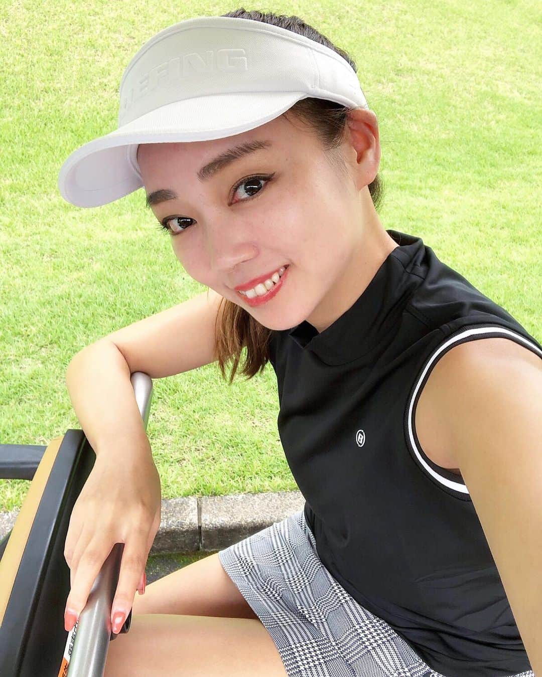 石田美奈子さんのインスタグラム写真 - (石田美奈子Instagram)「𝔾𝕠𝕝𝕗 . 今日は#ゴルフ ☺︎ 梅雨真っ只中でお天気が心配でしたが、終始くもり。 暑くもなく寒くもなく、ゴルフ日和(ت)♪ くもりだからと油断していましたが、かなり日焼けしました😂 . 新しい#ゴルフウェア を買ったので、今日早速着たよ。 #briefinggolf のトップス。 シンプルでかっこいいデザインが好みのブランド☺︎スカートも買おうか迷っているところ。 しかし、ゴルフウェアってどれも高すぎる〜💭 . スコアは54-56。 なかなか上達しません(練習してないからです)(´⊙ω⊙`) . ⛳️ → #minako_golf . #ゴルフ初心者 #golf」7月5日 18時11分 - mminakooo