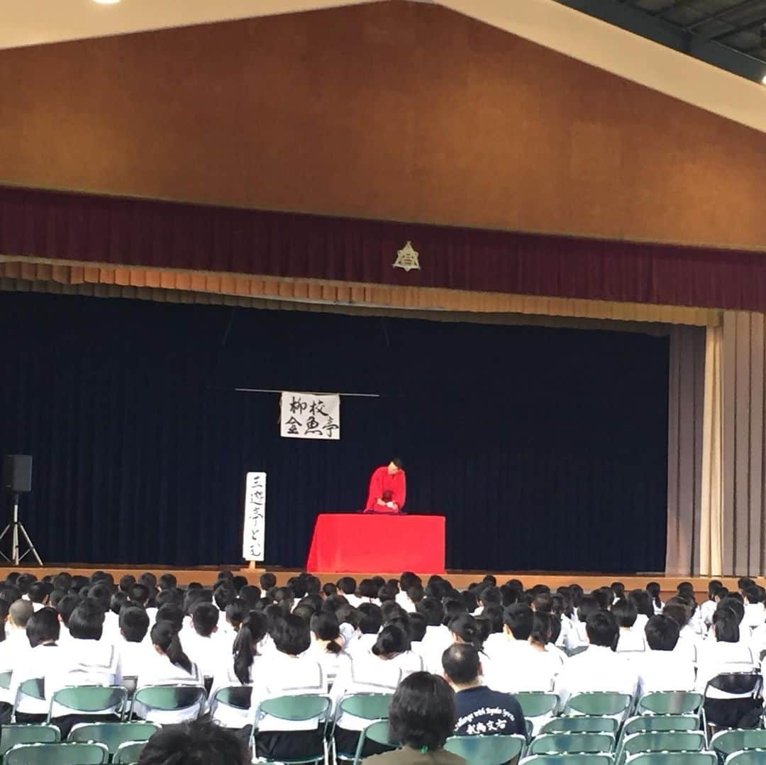 三遊亭とむさんのインスタグラム写真 - (三遊亭とむInstagram)「‪昨日は広島での独演会ご来場ありがとうございました。今日は山口県立柳井高等学校で学校寄席！小痴楽兄さんとできたくんとご一緒でした。 観に来ていた保護者の方から 「１５年前に地元の柳井まつりで観ました」  そう僕は２０歳の時ほぼ初めての営業なのに、波田陽区さん目当てで三万人も集まり！三万人の前でドンズベリし ご本人よりも先に 残念！！ と言われたあのイベントは 柳生まつりだったのか… トラウマになったあの日から１５年！ 少しは出来るようになってるだろうか⁈  当時産まれたばかりだった子達が高校生！感慨深い。。 ‪写真は高座に登る用の階段を豪勢に作り過ぎて直す兄さん笑‬ ‪明日は福岡は天神にてモダンタイムス独演会！１７時〜‬ ‪ご来場お待ちしております。‬ #落語 #独演会 #柳井まつり #柳井高等学校 #カレーandバー外国  #モダンタイムス  #柳亭小痴楽 #できたくん  #三遊亭とむ #学校寄席」7月5日 18時14分 - tomusuetaka