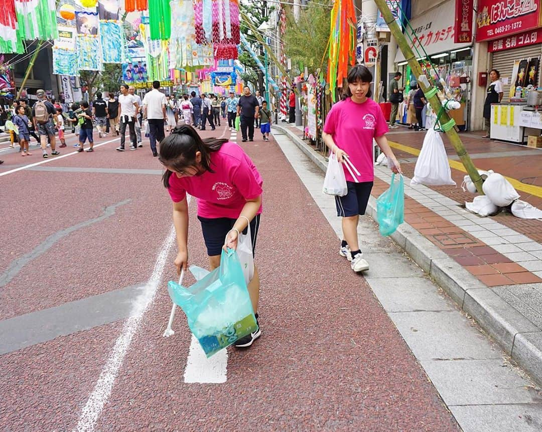 平塚市さんのインスタグラム写真 - (平塚市Instagram)「* ☆湘南平塚クリーンキャンペーン☆ 午後も引き続き清掃活動が行われました。 ゴミひとつないクリーンな道は ボランティアさんの努力の証です。 ***************** #手をつなぎたくなる街 #hiratsukagood #hiratsuka#平塚 #shonan#湘南 #kanagawaphotoclub #七夕#まつり #七夕まつり #湘南ひらつか七夕まつり #七夕クリーン #湘南平塚クリーンキャンペーン #ボランティア #ボランティア活動 #清掃#清掃活動 #充実した休日 #週末の過ごし方 #日々#暮らし #instagramjapan#igersjp」7月5日 18時14分 - hiratsukagood