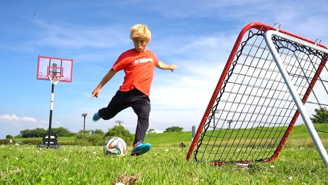 Kamiwaza Trickshotsのインスタグラム：「Soccer Trick Shots 3 on YouTube🔥 サッカー神業３ YouTubeで公開!! #サッカー#フットボール #サッカー神業 #神業 #リバウンダー #クレイジーキャッチ #soccer #football #公園 #遊び ##good #cool #crazy #funny #fun #dude #trickshot #tricks #ユーチューバー #YouTube #日本 #東京 #奈良 #japan #japanese #nara #school #youtuber #trick #reaction柏」