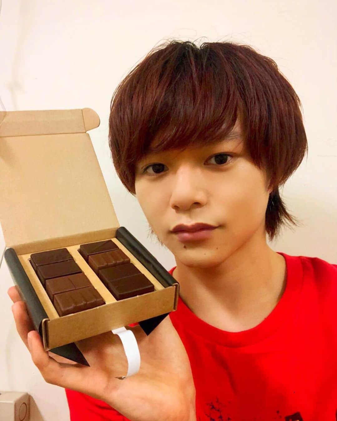 のインスタグラム：「ル ショコラ アラン デュカス  とあるお仕事に行く前に時間があったから買ってみたんだけど、想像以上に美味しかった！ビターから甘いミルクまで%刻みであるのでビター好きは必見です^ - ^ みんなも食べて見てね〜 #甘党 #ショコラ #sweet」