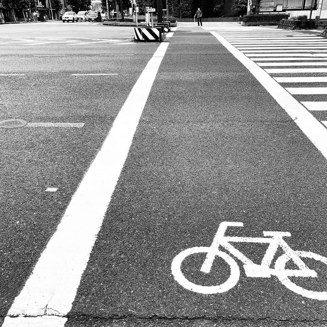 naotakeのインスタグラム：「横断歩道 - A crosswalk / iPhone XR + Snapseed, 20190706 . . , . #royalsnappingartists #infamous_family #rsa_main #infinity_photo_cult #2_fineart #jp_gallery #jp_gallery_bnw #trb_bnw #wp_bnw  #bnw_life #bnwlife_member #bnw_life_shots #bnw_captures #world_bnw #top_bnw #team_jp_ #team_jp_モノクロ #ig_energy_bw #ig_nihon #streetphotographybnw #igersjp #blackandwhite #bnw #bnwphoto #monochrome #bw #bnwphotography #ShotOniPhone #shotoniphoneXR」