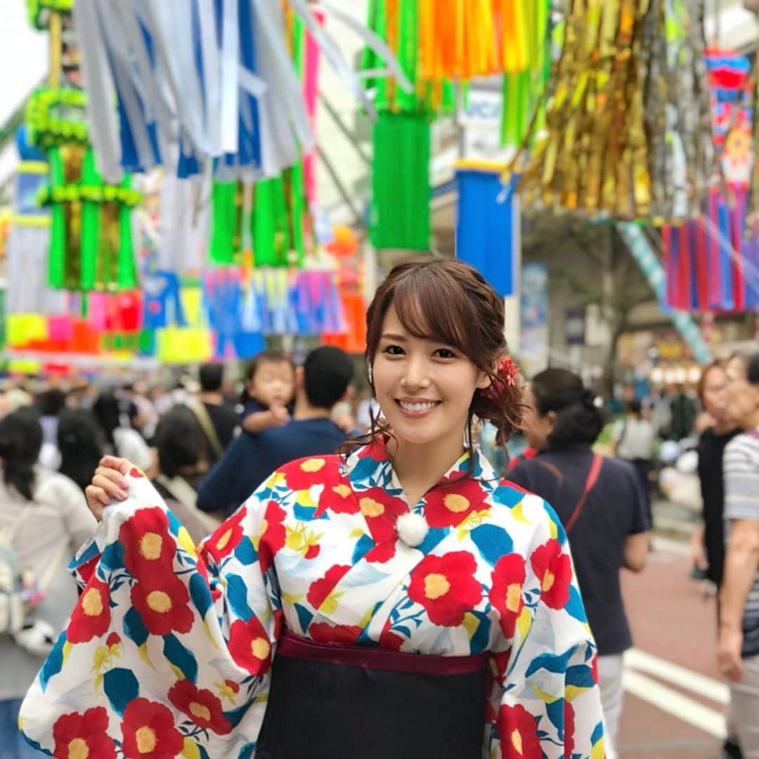 鷲見玲奈さんのインスタグラム写真 - (鷲見玲奈Instagram)「. 今日はよじごじDaysの中継で、日本三大七夕祭りの一つ、「湘南ひらつか七夕まつり」に行ってきました🎋 . 平日とは思えないほどお昼からたくさんの方で賑わっていて、その規模の大きさに驚くばかり。 また、頭上に並ぶ、様々な装飾の施された七夕飾りは圧巻でした✨ . ビール片手に屋台で焼きそばを買って、まだ明るいうちから食べて飲んで…なんてできたら最高ですよね☺️ . . 七夕祭りということで、今日は可愛い浴衣も着せてもらいました。 白地に華やかな椿の柄。 中継の準備をしていると、「あら素敵な椿の浴衣ねぇ✨」と おばさまに声をかけて頂きました😊 . 実は、帯には猫ちゃんが居たんです🐱(3枚目) 素敵な浴衣は、撫松庵さんにお借りしました✨ . . 今年もたくさん浴衣着たいなぁ🏮👘🎆🎇 . . . #よじごじdays  #よじごじ中継 #七夕祭り #湘南ひらつか七夕まつり #七夕まつり #浴衣 #撫松庵」7月5日 18時25分 - sumi__reina