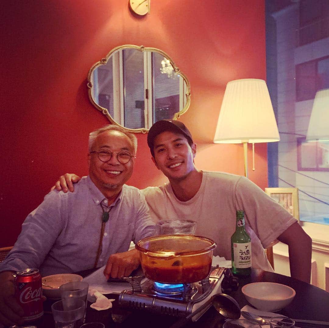 キム・ジソクのインスタグラム：「. 날 바라보는 그대 눈빛..👀 아버지랑 한잔한다고 2층 통으로 빌렸다고  한말은 사실 거짓말이였..🙇🏻‍♂️ 날 버리고 아버지 먼저 도망가신날😵」