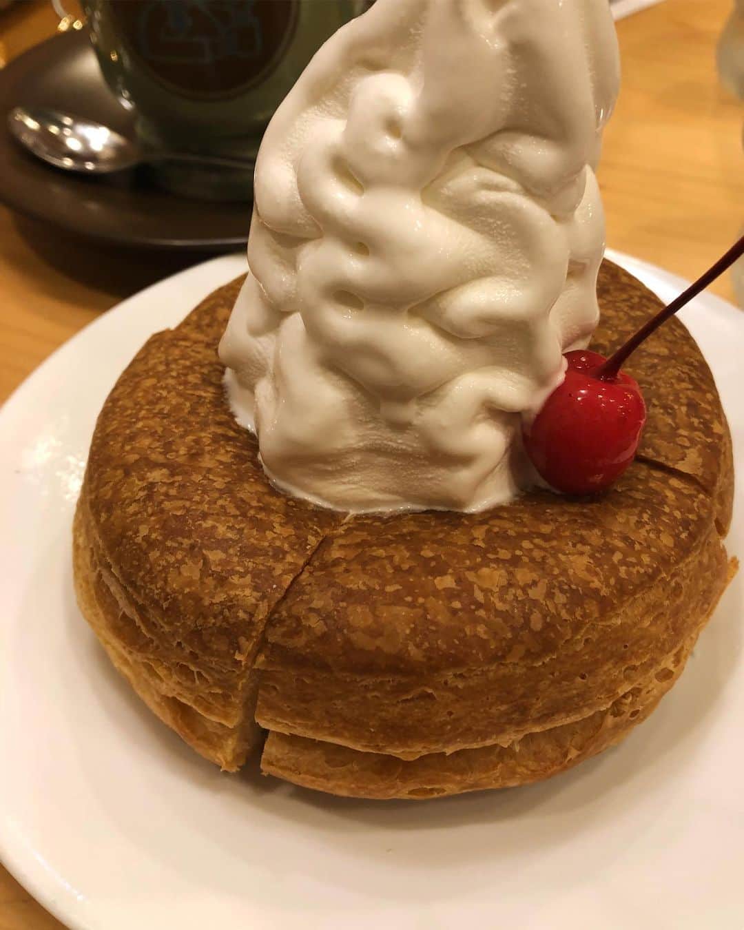 柴田紗希さんのインスタグラム写真 - (柴田紗希Instagram)「それはそれは美味しいミニシロノワール 食べたことあるかい？ このなんとも言えない生地の食感とソフトクリームのバランスが大好きなんだな♡ パンとソフトを一緒に口の中に入れるのが断然おすすめだよ☺️😊😚 #コメダ #名古屋名物 #地元 #懐かしい味」7月5日 18時31分 - shibasaaki