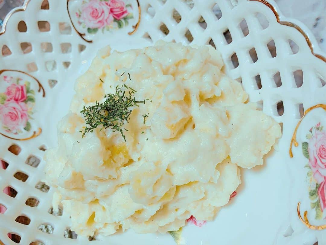 武田るいさんのインスタグラム写真 - (武田るいInstagram)「お料理resson🥺✨💘 @kinabio.lnc ○玄米オムライス🍳トマトカニクリームソース とろとろたまご得意❤️ ○マッシュポテト 大好物一番食べた😂 ○無農薬生野菜カブ・マッシュルーム・ブロッコリーのマリネ 生のブロッコリー美味しくて感動🍋でさっぱり⤴︎ ○ローストビーフ 炊飯器で簡単に作れる🥰 ○全粒粉のスコーン からだによい〜💐💐💐 全部時短簡単料理なのにこんなに見た目も綺麗で味も本格的な感じ、ボリューミーで美味しかったよ〜👸🌷 お家で簡単に作れるのがありがたいよね💕✨ またご伝授よろしくお願いします🥺⤴︎ たくさんお話してモリモリ食べて幸せな時間〜🥰きなってぃーありがとうううう🌸🌸🌸 #cook #料理 #料理教室 #自炊 #簡単料理 #時短料理」7月5日 18時31分 - rui_1002