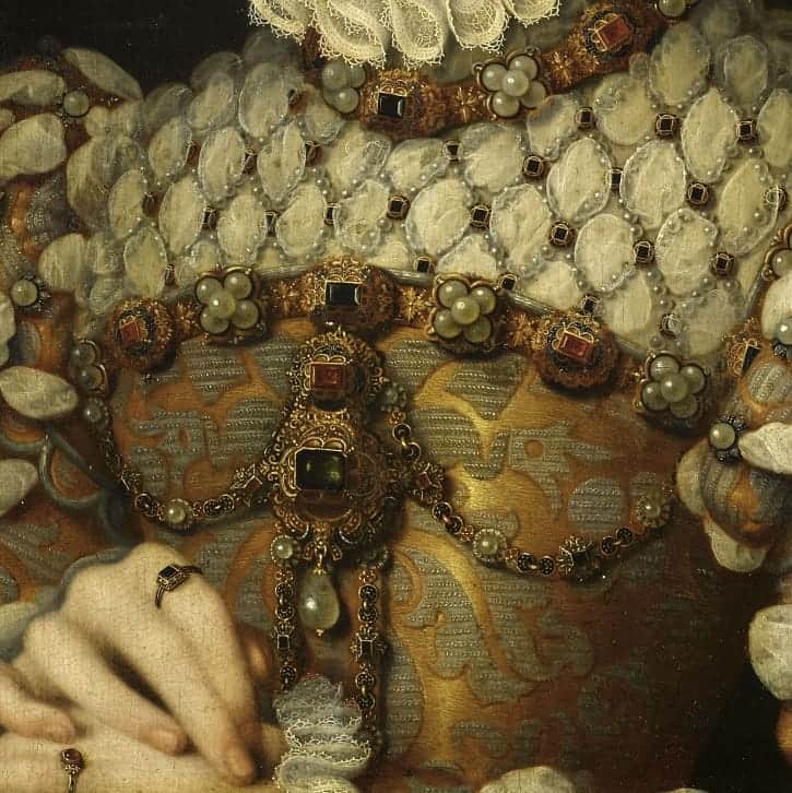 ルーブル美術館さんのインスタグラム写真 - (ルーブル美術館Instagram)「. 🇫🇷 Le vendredi c’est #LaModeAuLouvre ! - 👸 Figée dans le hiératisme de l’étiquette, telle une icône, l’épouse du roi de France Charles IX, Elisabeth d’Autriche est représentée, par François Clouet en 1571, vêtue du costume somptueux et contraignant des souveraines du XVIe siècle. - 👑 Le luxe de sa tenue se distingue par deux éléments en particulier. Le premier élément est ses manches et le haut de son corsage, entièrement tailladés pour laisser voir la blancheur de sa chemise. Le second élément est le décor brodé de son costume qui est rehaussé de nombreuses pierres précieuses et de perles. - 💎 Les éléments brodés sont constitués d’une enfilade de perles qui brodent la coiffe puis d’un collier de perles et de pierres précieuses entourant son cou et enfin d’un long collier auquel est retenu un pendentif d’or, d’émeraude et de rubis. Perles et pierres sont aussi cousues tout autour des corsages et au niveau de toutes les taillades. - 📍  Aile Richelieu, salle 822. - - - - 🌍 It’s #FashionFriday at the Louvre! - 👸 Set in the hieratic of the “etiquette”, like an icon, the wife of King Charles IX of France, Elizabeth of Austria was painted by François Clouet in 1571, dressed in a sumptuous and constraining costume of every queens of the 16th century. - 👑 The luxury of her outfit is distinguished by two particular elements. The first element is her sleeves and the top of her bodice, entirely cut to show the whiteness of her shirt. The second element is the embroidered decoration of her costume, which is enhanced with many precious stones and pearls. - 💎 The embroidered elements consist of a succession of pearls embroidering the headdress, then a necklace of pearls and precious stones surrounding her neck and finally a long necklace holding a pendant of gold, emerald and ruby. Pearls and stones are also sewn all around the bodice and at every cut. - 📍 Richelieu wing, room 822. - 📷 © RMN - Grand Palais (Musée du Louvre) / Stéphane Maréchalle . . . #Louvre #MuseeDuLouvre #LouvreMuseum #portrait #bijoux #jewelry #Fashion #mode」7月5日 18時33分 - museelouvre