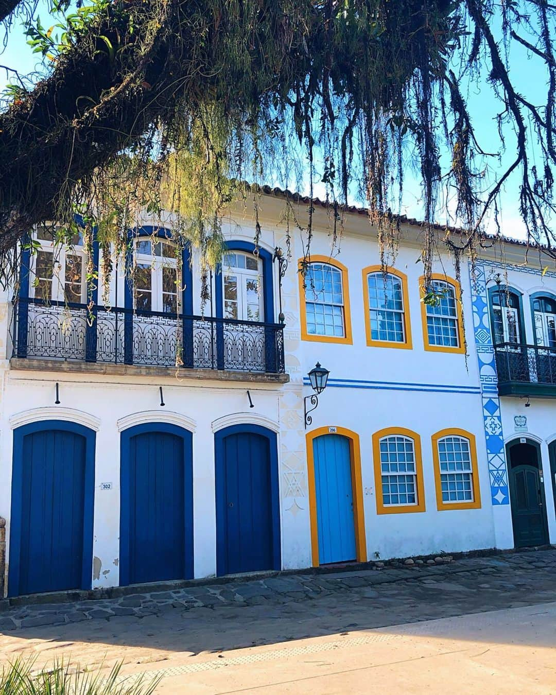 sananasさんのインスタグラム写真 - (sananasInstagram)「PARATY cutie 😍Cette ville est vraiment trop mignonne 🥰 Je suis tombée amoureuse de toutes ces couleurs et de cette ambiance ... Checkez mes stories c’est vraiment joli 💚Encore une ville totalement différente ! Gros + pour cette maison qui a pleins d’ananas 🍍 partout ! Je vais habiter ici 😍 C’est un symbole d’amitié et de bienvenu donc ça me va très bien héhé 😎 . #Paraty #Bresil #Brazil #SoCute #InLove #TuiFrance」7月5日 18時39分 - sananas2106