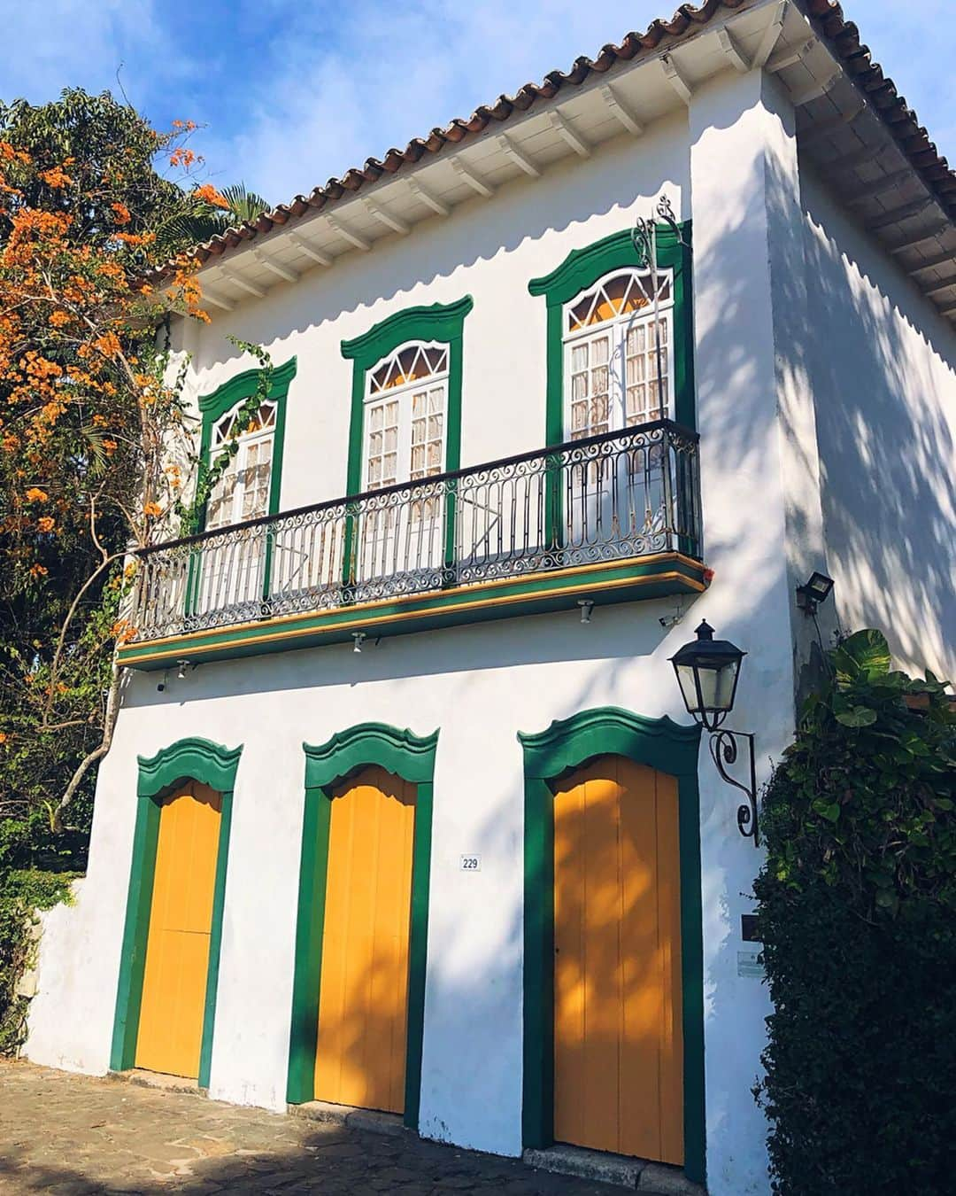 sananasさんのインスタグラム写真 - (sananasInstagram)「PARATY cutie 😍Cette ville est vraiment trop mignonne 🥰 Je suis tombée amoureuse de toutes ces couleurs et de cette ambiance ... Checkez mes stories c’est vraiment joli 💚Encore une ville totalement différente ! Gros + pour cette maison qui a pleins d’ananas 🍍 partout ! Je vais habiter ici 😍 C’est un symbole d’amitié et de bienvenu donc ça me va très bien héhé 😎 . #Paraty #Bresil #Brazil #SoCute #InLove #TuiFrance」7月5日 18時39分 - sananas2106