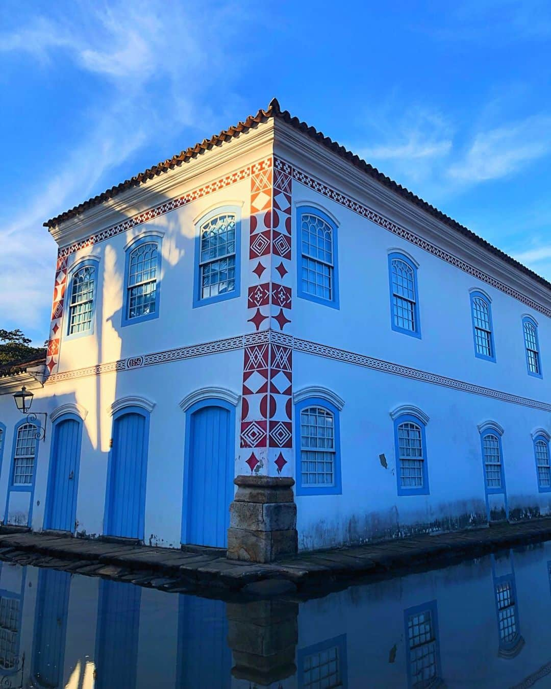 sananasさんのインスタグラム写真 - (sananasInstagram)「PARATY cutie 😍Cette ville est vraiment trop mignonne 🥰 Je suis tombée amoureuse de toutes ces couleurs et de cette ambiance ... Checkez mes stories c’est vraiment joli 💚Encore une ville totalement différente ! Gros + pour cette maison qui a pleins d’ananas 🍍 partout ! Je vais habiter ici 😍 C’est un symbole d’amitié et de bienvenu donc ça me va très bien héhé 😎 . #Paraty #Bresil #Brazil #SoCute #InLove #TuiFrance」7月5日 18時39分 - sananas2106