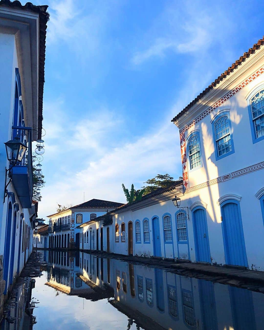 sananasさんのインスタグラム写真 - (sananasInstagram)「PARATY cutie 😍Cette ville est vraiment trop mignonne 🥰 Je suis tombée amoureuse de toutes ces couleurs et de cette ambiance ... Checkez mes stories c’est vraiment joli 💚Encore une ville totalement différente ! Gros + pour cette maison qui a pleins d’ananas 🍍 partout ! Je vais habiter ici 😍 C’est un symbole d’amitié et de bienvenu donc ça me va très bien héhé 😎 . #Paraty #Bresil #Brazil #SoCute #InLove #TuiFrance」7月5日 18時39分 - sananas2106