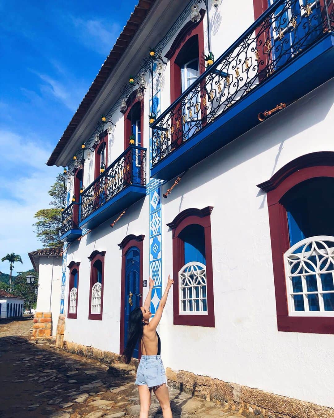 sananasのインスタグラム：「PARATY cutie 😍Cette ville est vraiment trop mignonne 🥰 Je suis tombée amoureuse de toutes ces couleurs et de cette ambiance ... Checkez mes stories c’est vraiment joli 💚Encore une ville totalement différente ! Gros + pour cette maison qui a pleins d’ananas 🍍 partout ! Je vais habiter ici 😍 C’est un symbole d’amitié et de bienvenu donc ça me va très bien héhé 😎 . #Paraty #Bresil #Brazil #SoCute #InLove #TuiFrance」