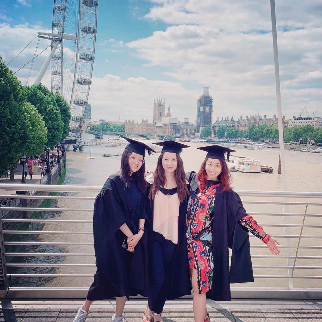 Rie fuさんのインスタグラム写真 - (Rie fuInstagram)「More pics from the #UCLgrad day🎓🌈さすがロンドンのマンモス校UCL、大学院だけでも１週間ホールを貸し切って連日様々な学科の卒業式が行われる。個人的な感想は、博士号の帽子が可愛いことと、ローブを着て並ぶ教授方がハリーポッターっぽいってこと🧙🏻‍♀️ あと、何千人もの卒業生名簿に日本人の名前がほぼなかったのが少し残念。イギリス留学、ぜひオススメしたい🇬🇧 #london #ucl #ual #graduation #bigben  #ロンドン #卒業式 #留学 #イギリス #masters #specialized #translation」7月5日 18時41分 - riefuofficial