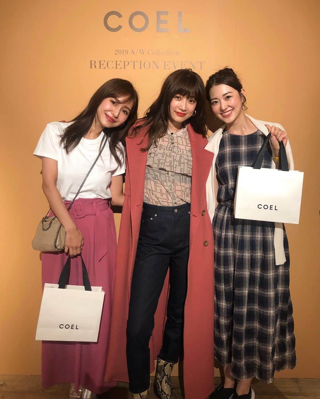 のインスタグラム：「. COEL 2019  A/W Collectionへ✨ 昔から大好きだった @youn1029 さんに お会い出来ました☺️ 可愛いだけでなく、とても気さくに話してくださりますますファンになってしまいました🥺 COELのお洋服はどれも可愛いかったな！！ 今度ご紹介します👗 素敵な時間をありがとうございました。 . #coel #コエル  #coelreceptionevent#展示会#ヨンア さん#model#ファッション」