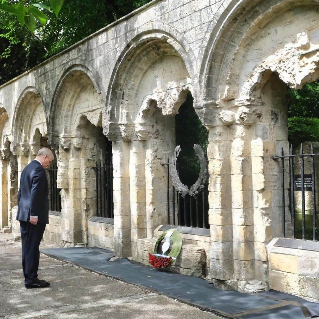 ロイヤル・ファミリーさんのインスタグラム写真 - (ロイヤル・ファミリーInstagram)「Yesterday, @hrhthedukeofyork Patron of the Kohima Educational Trust attended the 75th Anniversary of the Battle of Kohima Service at York Minster. HRH visited Kohima, Nagaland, during his visit to India as part of The Queen’s Diamond Jubilee celebrations in 2012. #Kohima75 Inspired by what he saw in 2012, later that year The Duke invited Kohima Veterans to Buckingham Palace (📷 five) and accepted the invitation to become Patron of the Kohima Educational Trust, which raises funds to improve lives in the area around Kohima in order to repay the debt of gratitude to the local population (Naga’s) for their help during the battle. The battle is known as a turning point in WW2 when Japan – attempting to invade India across the Naga Hills – was defeated. Yesterday, The Duke laid a wreath at the memorial and seven Veterans of the Battle of Kohima were also able to attend to lay wreaths.」7月5日 18時47分 - theroyalfamily