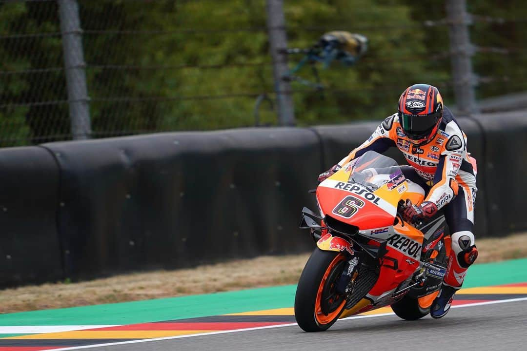 レプソル・ホンダさんのインスタグラム写真 - (レプソル・ホンダInstagram)「A special race in special colours. ⠀⠀⠀⠀⠀⠀⠀⠀⠀ @stefanbradl6 debuts Repsol colours in front of his home crowd. A very special moment for the German. ⠀⠀⠀⠀⠀⠀⠀⠀⠀ #GermanGP #25RepsolHonda #Repsol #MotoGP #Honda #Racing #RepsolHonda #HRC #RC213V #SB6 #StefanBradl #ThePowerOfDreams #Motorcycle #Germany #Saxony #Sachsenring」7月5日 18時47分 - hrc_motogp