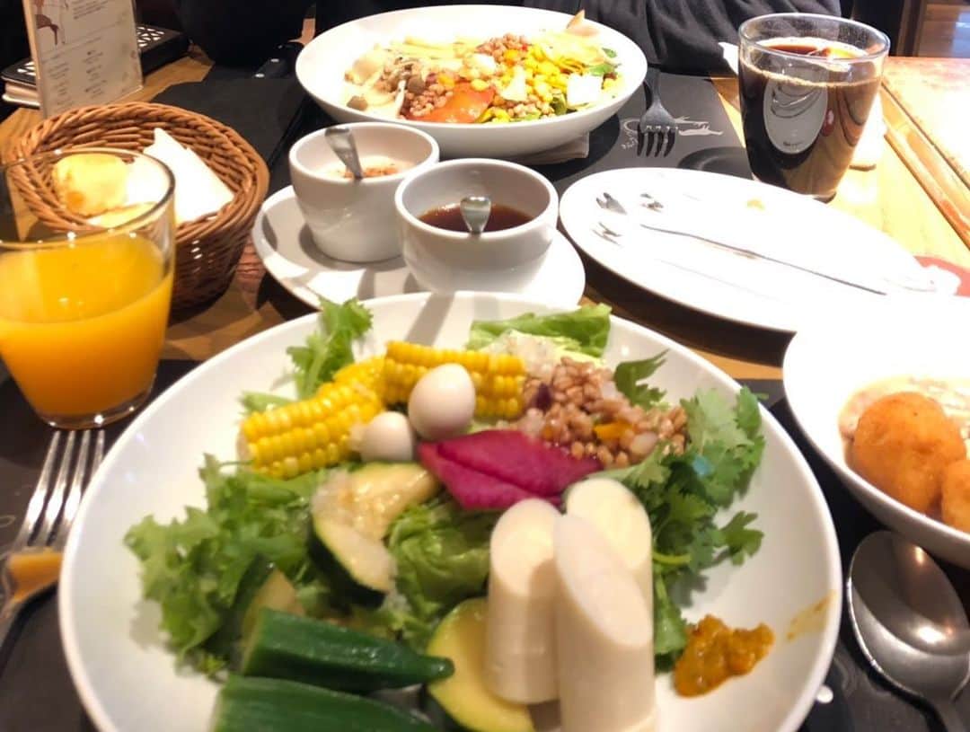 朱里さんのインスタグラム写真 - (朱里Instagram)「Lunch with friends💛  サンチェスちゃんとランチ😎楽しかった✨お疲れ様プレゼントもありがとう🎁  #lunch #meat #salad #delicious #enjoy #fun #friends #food #thankyou #present #ランチ #友達 #楽しい #美味しい #プレゼント #ありがとう #❤️」7月5日 18時48分 - syuri_official