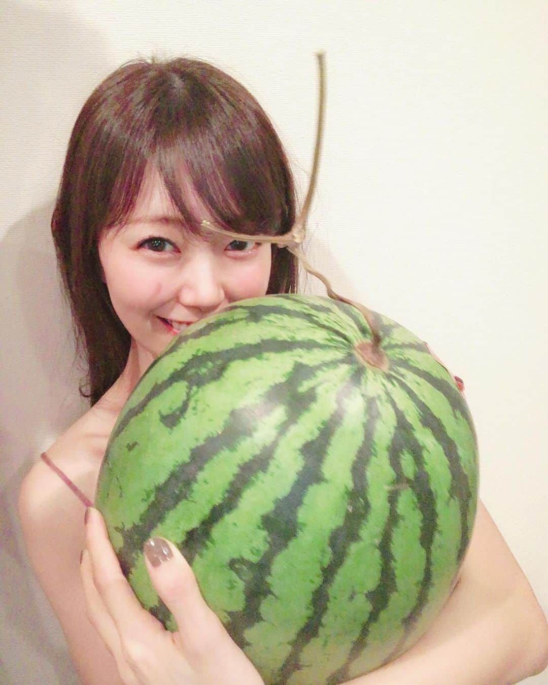 渡辺美優紀さんのインスタグラム写真 - (渡辺美優紀Instagram)「. すいかは好いーか？🍉夏だーっ☀️ #すいか届いた #すいか #保存方法迷ったあげく #16当分くらいに切って保存 #この写真とるの大変だった #実は指原さんのブルーのカラコン着用 #ナチュラル #かわいい #topars #指原莉乃 さん @345insta」7月5日 18時48分 - miyukichan919