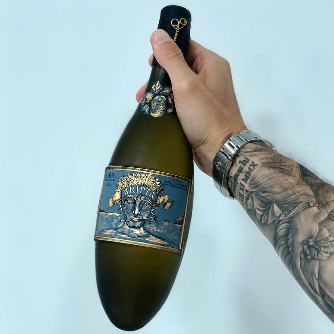 エンリケ・ソラ・クレメンテさんのインスタグラム写真 - (エンリケ・ソラ・クレメンテInstagram)「KRIPTA 2010. An exceptional Cava. 1978 was the first harvest. It is presented in a bottle in the shape of an amphora and the label was designed by the sculptor and painter Rafael Bartolozzi. Blend of Macabeo, Xarel·lo and Parellada with a long aging of 9 years in bottle with natural cork stopper. 14,617 bottles. ———— KRIPTA 2010. Un Cava excepcional. 1978 fue la primera cosecha. Se presenta en  una botella en forma de ánfora y la etiqueta fue diseñada por el escultor y pintor Rafael Bartolozzi. Coupage de Macabeo, Xarel·lo y Parellada con una larga crianza de 9 años en botella con tapón de corcho natural. 14.617 botellas. • • • • • #vino #vin #vinho #вино #ワイン #紅酒 #wein #champagne #winelover #wineinfluencer #winetime #foodporn #food #winecellar #wineporn #instawine #winetasting #sommelier #foodandwine #champagnelover #kripta #agustitorellomata #cava #docava #xarello #parellada #macabeo #coupage #penedes」7月5日 18時52分 - kike_sola