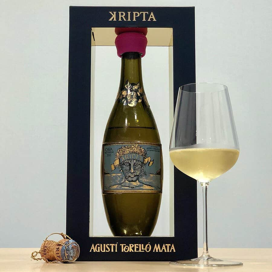 エンリケ・ソラ・クレメンテさんのインスタグラム写真 - (エンリケ・ソラ・クレメンテInstagram)「KRIPTA 2010. An exceptional Cava. 1978 was the first harvest. It is presented in a bottle in the shape of an amphora and the label was designed by the sculptor and painter Rafael Bartolozzi. Blend of Macabeo, Xarel·lo and Parellada with a long aging of 9 years in bottle with natural cork stopper. 14,617 bottles. ———— KRIPTA 2010. Un Cava excepcional. 1978 fue la primera cosecha. Se presenta en  una botella en forma de ánfora y la etiqueta fue diseñada por el escultor y pintor Rafael Bartolozzi. Coupage de Macabeo, Xarel·lo y Parellada con una larga crianza de 9 años en botella con tapón de corcho natural. 14.617 botellas. • • • • • #vino #vin #vinho #вино #ワイン #紅酒 #wein #champagne #winelover #wineinfluencer #winetime #foodporn #food #winecellar #wineporn #instawine #winetasting #sommelier #foodandwine #champagnelover #kripta #agustitorellomata #cava #docava #xarello #parellada #macabeo #coupage #penedes」7月5日 18時52分 - kike_sola