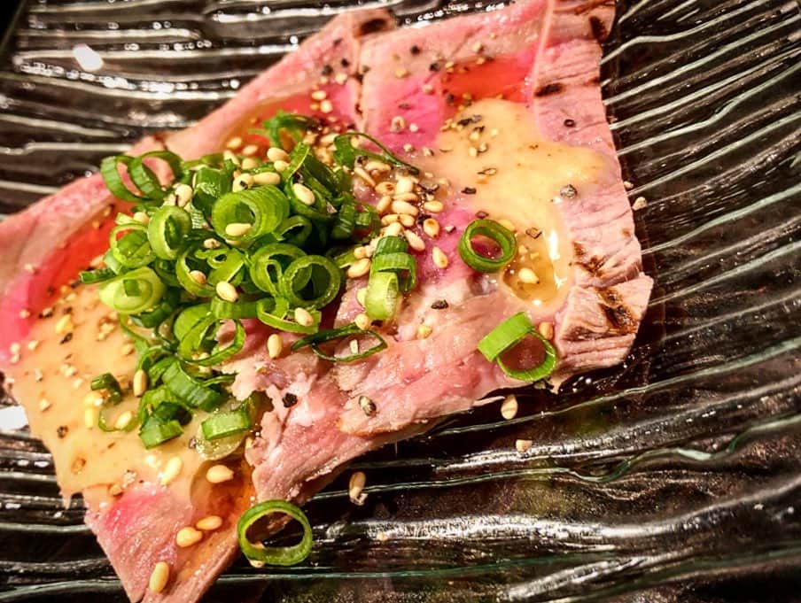 川上椋輔さんのインスタグラム写真 - (川上椋輔Instagram)「名店備忘録🍶 〜主税〜 ・グランドメニュー無し📘 ・その日入荷する道産食材をふんだんに使ったコースは絶品✨ ・注文方法は予算を伝えるのみ ・大将の優しさと軽快なトークも魅力🎤  #主税 #ホッケの開き #刺し盛り 14点盛り #ホタテ醤油バター #鯨の炒め物 #毛ガニ #タラバガ二 #厚岸産牡蠣 絶品 #メンチカツ などなど… #マスターズドリーム 🍺」7月5日 9時54分 - kawakami_doto
