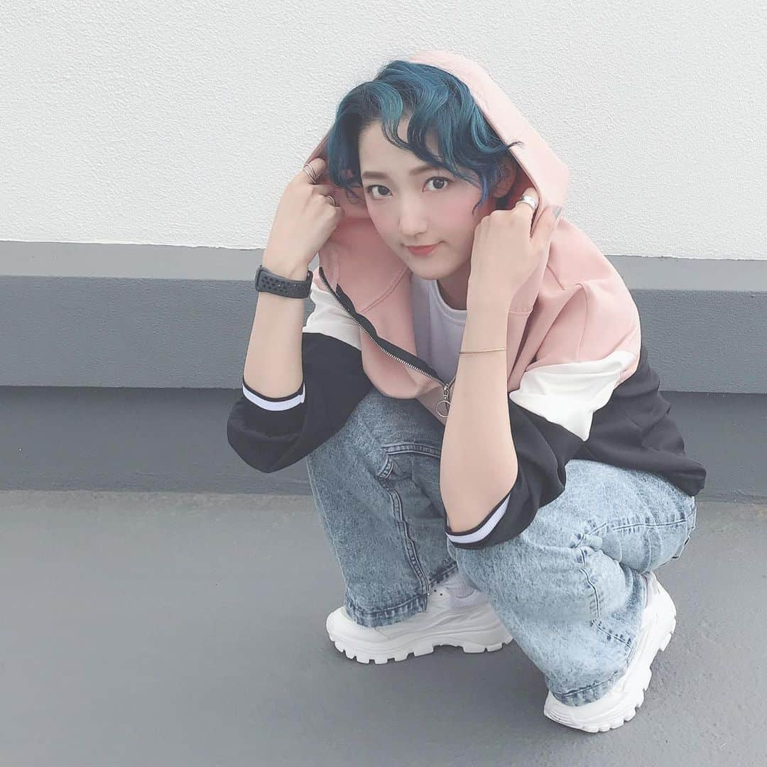 花野じゅりあさんのインスタグラム写真 - (花野じゅりあInstagram)「. 🙂😄🙂 . . . . . #pink #blue #青髪  #フードの人 #いつもより #笑ってみた」7月5日 9時54分 - julia.hanano