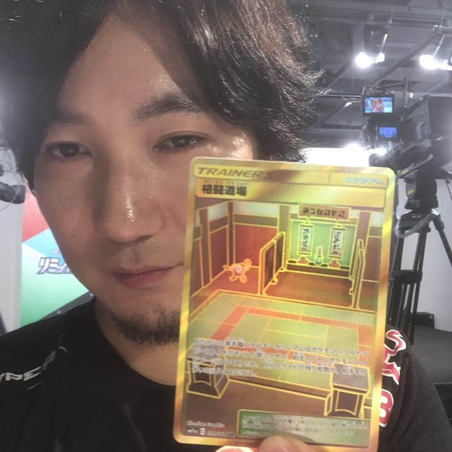 梅原大吾さんのインスタグラム写真 - (梅原大吾Instagram)「なんだか凄いレアなカードらしい！  Apparently this card is really rare! #Pokemon #ccg #ポケモン #ポケカ #ミュウツーgx Pokemon tournament archive:  https://t.co/ldk8IYf9Af」7月5日 9時54分 - daigothebeast