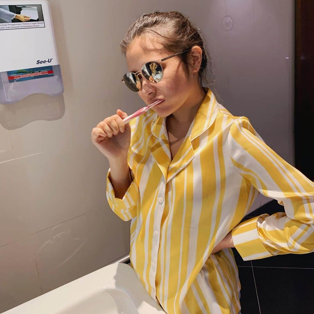 Prilly Latuconsinaさんのインスタグラム写真 - (Prilly LatuconsinaInstagram)「Selesai shooting di Jogja jam 2 pagi, langsung ke bandara dan sampe Jakarta langsung lanjut kerja lagi, gak sempet mandi dan gak sempet tidur yang proper... jadinya sikat gigi doang di toilet bandara haha. Siapa yang pernah kaya aku?  kerja atau sekolah tapi gak mandi 😅 Wkkwkw  #PrillyTakMengenalistirahat  #ApaituLiburan」7月5日 9時55分 - prillylatuconsina96