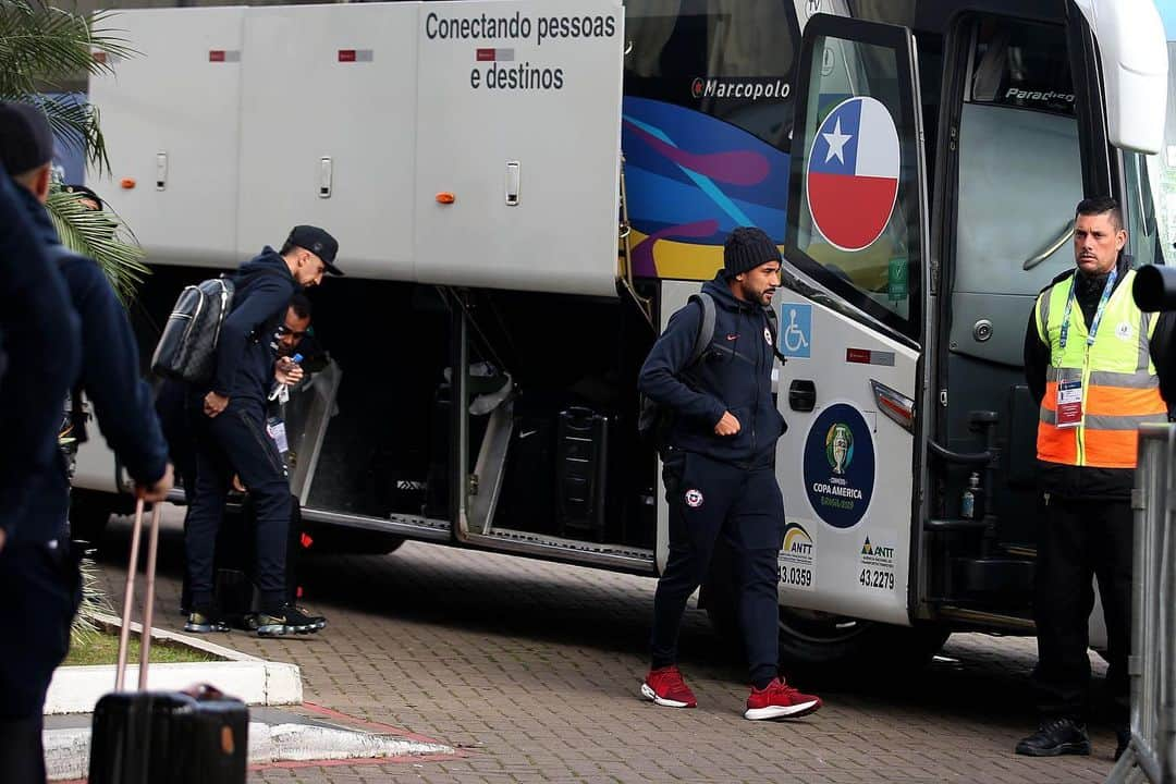 サッカーチリ代表チームさんのインスタグラム写真 - (サッカーチリ代表チームInstagram)「‪👋 Adiós Porto Alegre ‬ ‪👍 Hola São Paulo ‬ . ‪🏨 #LaRoja arribó a su hotel para preparar el duelo ante @afaseleccion por el tercer lugar de la #CopaAmerica ‬ ‪👊 ¡A terminar de la mejor manera, guerreros!‬ . ‪📸 Carlos Parra/Comunicaciones ANFP‬ . ‪#VamosChile 🇨🇱⚽️‬」7月5日 9時57分 - laroja