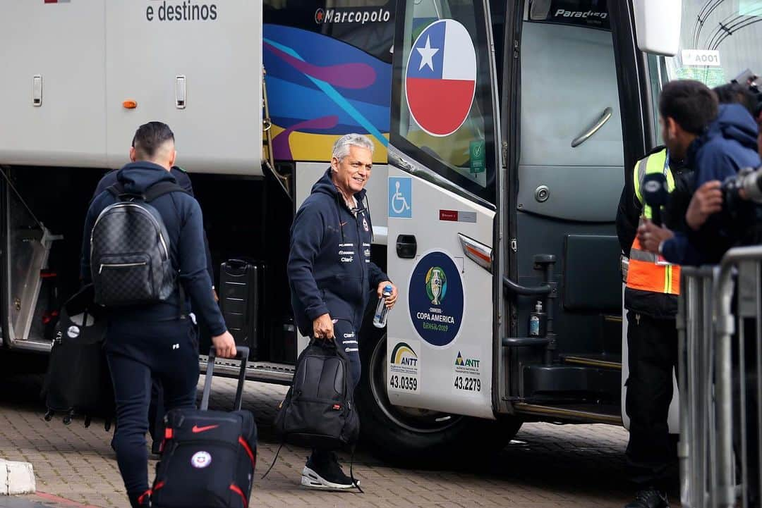 サッカーチリ代表チームさんのインスタグラム写真 - (サッカーチリ代表チームInstagram)「‪👋 Adiós Porto Alegre ‬ ‪👍 Hola São Paulo ‬ . ‪🏨 #LaRoja arribó a su hotel para preparar el duelo ante @afaseleccion por el tercer lugar de la #CopaAmerica ‬ ‪👊 ¡A terminar de la mejor manera, guerreros!‬ . ‪📸 Carlos Parra/Comunicaciones ANFP‬ . ‪#VamosChile 🇨🇱⚽️‬」7月5日 9時57分 - laroja