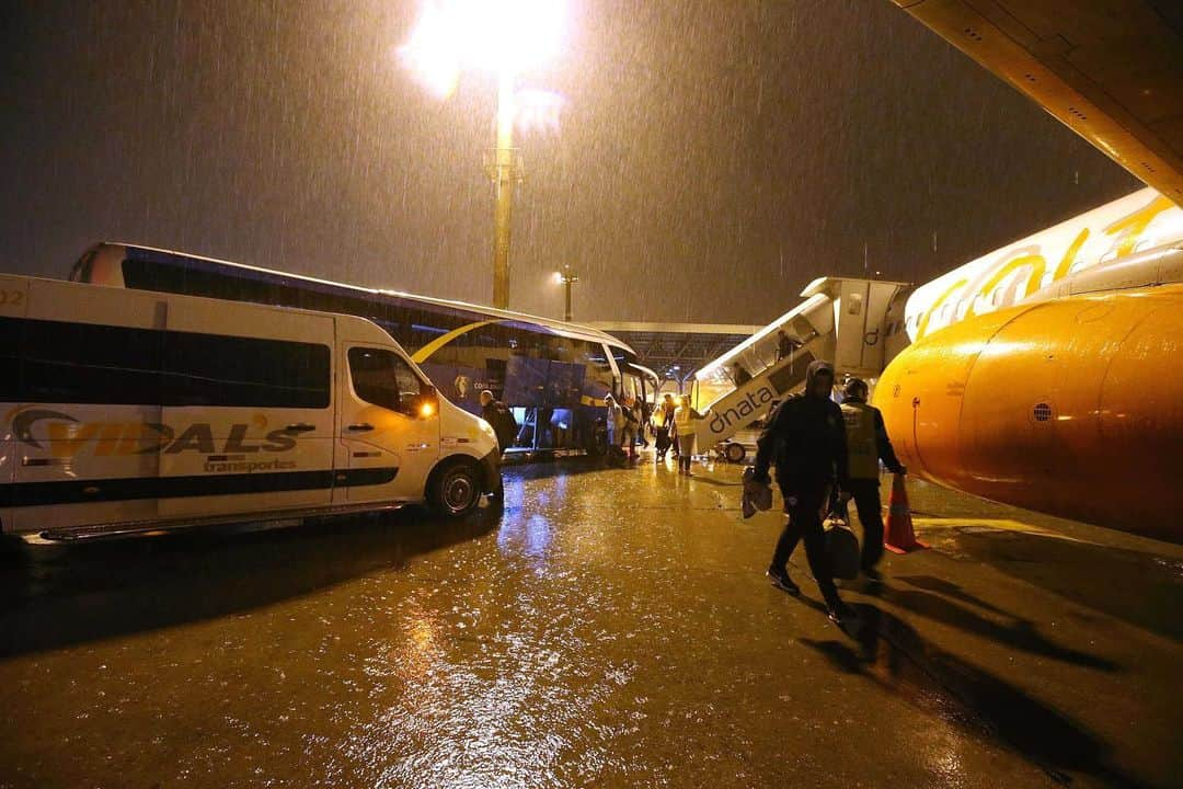 サッカーチリ代表チームさんのインスタグラム写真 - (サッカーチリ代表チームInstagram)「‪👋 Adiós Porto Alegre ‬ ‪👍 Hola São Paulo ‬ . ‪🏨 #LaRoja arribó a su hotel para preparar el duelo ante @afaseleccion por el tercer lugar de la #CopaAmerica ‬ ‪👊 ¡A terminar de la mejor manera, guerreros!‬ . ‪📸 Carlos Parra/Comunicaciones ANFP‬ . ‪#VamosChile 🇨🇱⚽️‬」7月5日 9時57分 - laroja