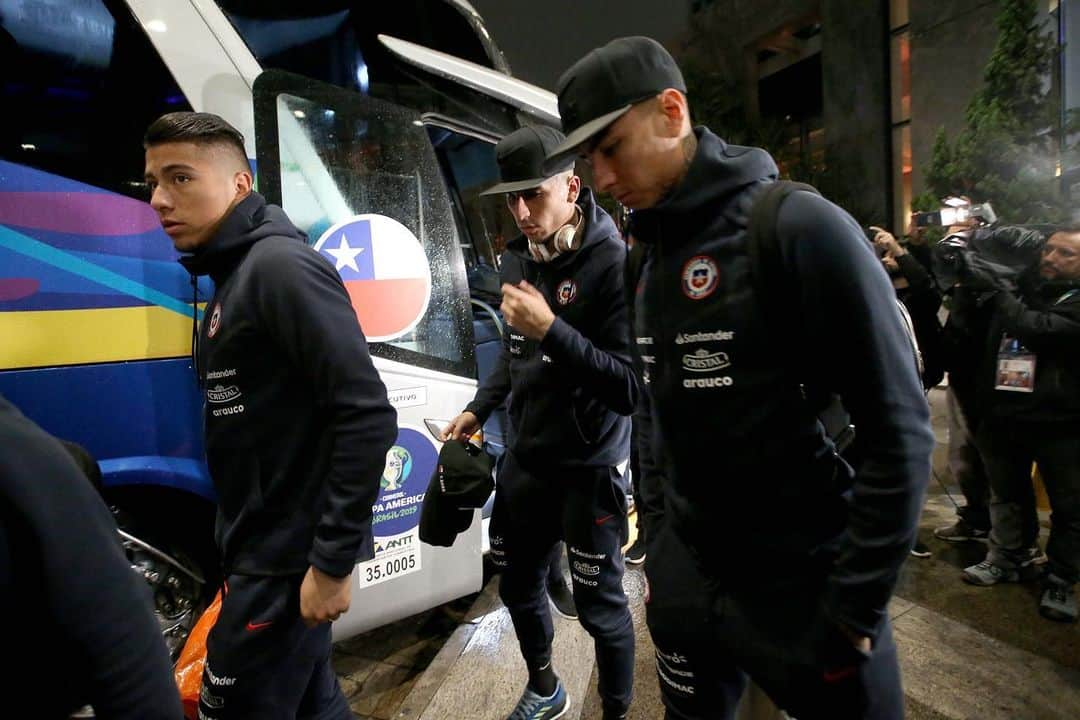 サッカーチリ代表チームさんのインスタグラム写真 - (サッカーチリ代表チームInstagram)「‪👋 Adiós Porto Alegre ‬ ‪👍 Hola São Paulo ‬ . ‪🏨 #LaRoja arribó a su hotel para preparar el duelo ante @afaseleccion por el tercer lugar de la #CopaAmerica ‬ ‪👊 ¡A terminar de la mejor manera, guerreros!‬ . ‪📸 Carlos Parra/Comunicaciones ANFP‬ . ‪#VamosChile 🇨🇱⚽️‬」7月5日 9時57分 - laroja