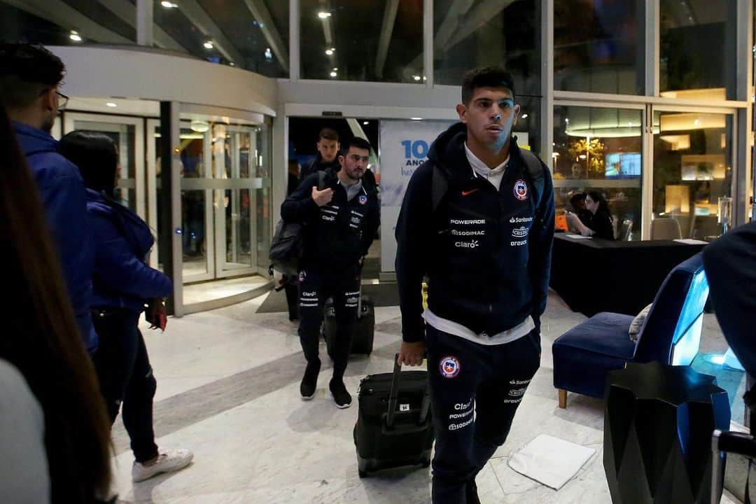 サッカーチリ代表チームさんのインスタグラム写真 - (サッカーチリ代表チームInstagram)「‪👋 Adiós Porto Alegre ‬ ‪👍 Hola São Paulo ‬ . ‪🏨 #LaRoja arribó a su hotel para preparar el duelo ante @afaseleccion por el tercer lugar de la #CopaAmerica ‬ ‪👊 ¡A terminar de la mejor manera, guerreros!‬ . ‪📸 Carlos Parra/Comunicaciones ANFP‬ . ‪#VamosChile 🇨🇱⚽️‬」7月5日 9時57分 - laroja