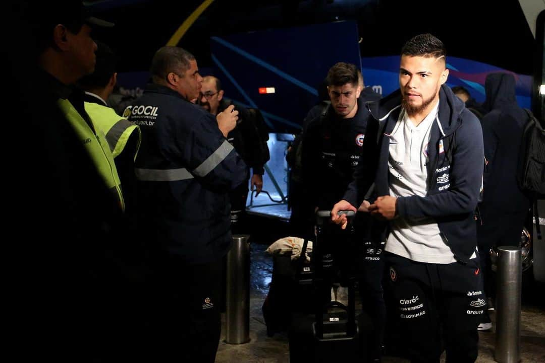 サッカーチリ代表チームさんのインスタグラム写真 - (サッカーチリ代表チームInstagram)「‪👋 Adiós Porto Alegre ‬ ‪👍 Hola São Paulo ‬ . ‪🏨 #LaRoja arribó a su hotel para preparar el duelo ante @afaseleccion por el tercer lugar de la #CopaAmerica ‬ ‪👊 ¡A terminar de la mejor manera, guerreros!‬ . ‪📸 Carlos Parra/Comunicaciones ANFP‬ . ‪#VamosChile 🇨🇱⚽️‬」7月5日 9時57分 - laroja