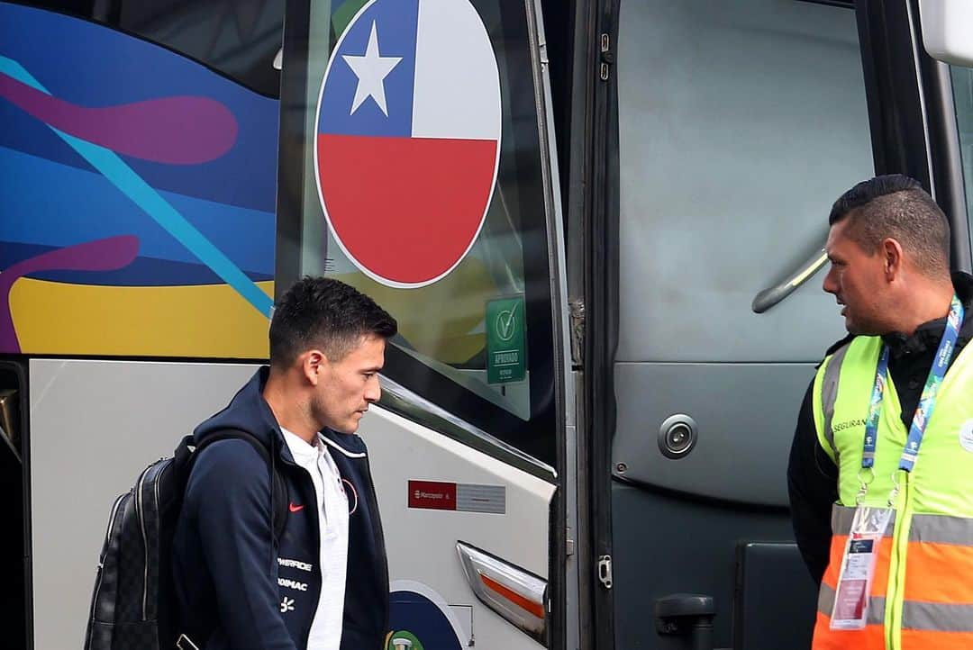 サッカーチリ代表チームさんのインスタグラム写真 - (サッカーチリ代表チームInstagram)「‪👋 Adiós Porto Alegre ‬ ‪👍 Hola São Paulo ‬ . ‪🏨 #LaRoja arribó a su hotel para preparar el duelo ante @afaseleccion por el tercer lugar de la #CopaAmerica ‬ ‪👊 ¡A terminar de la mejor manera, guerreros!‬ . ‪📸 Carlos Parra/Comunicaciones ANFP‬ . ‪#VamosChile 🇨🇱⚽️‬」7月5日 9時57分 - laroja