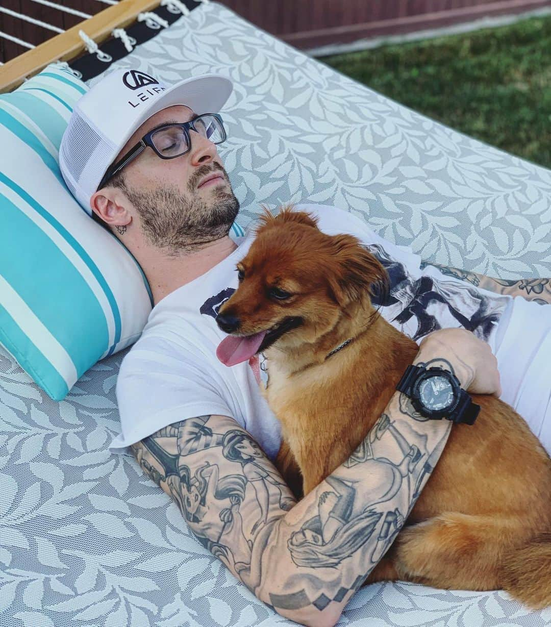 クリス・ウェビーさんのインスタグラム写真 - (クリス・ウェビーInstagram)「Happy 4th from me and Moose on a hammock 🇺🇸🕸」7月5日 10時04分 - chriswebby