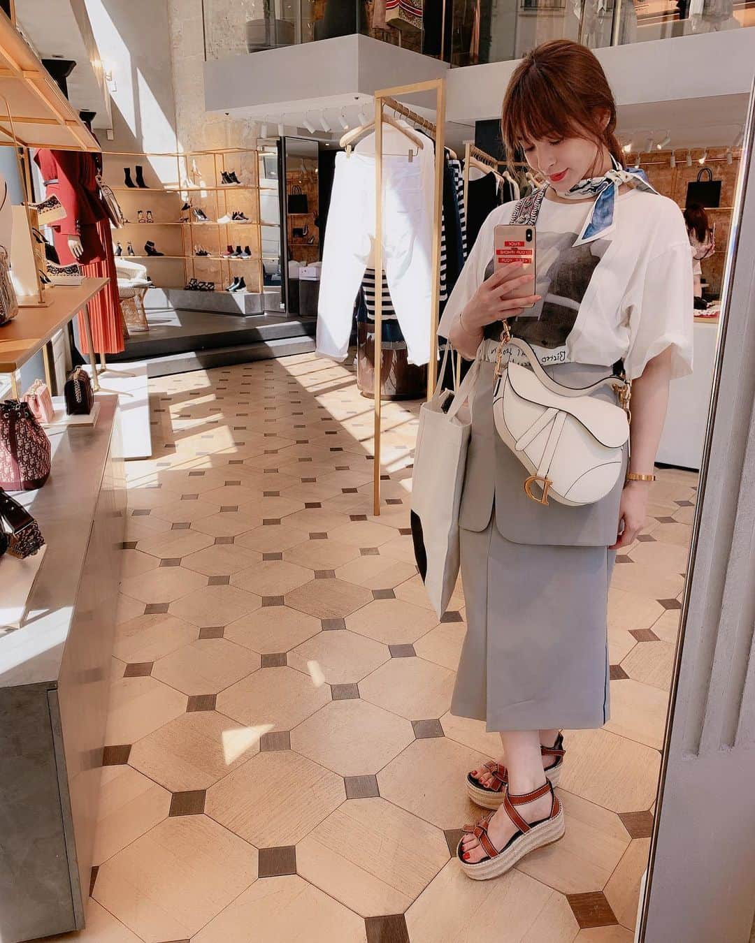 野崎萌香さんのインスタグラム写真 - (野崎萌香Instagram)「パリでのshopping dayのしふく💜🌼✨ . . . T-shirt... @mm6maisonmargiela  scarf&bag... @dior  skirt... @_irene__official_  sandal... @loewe  #もえ服」7月5日 10時06分 - moeka_nozaki