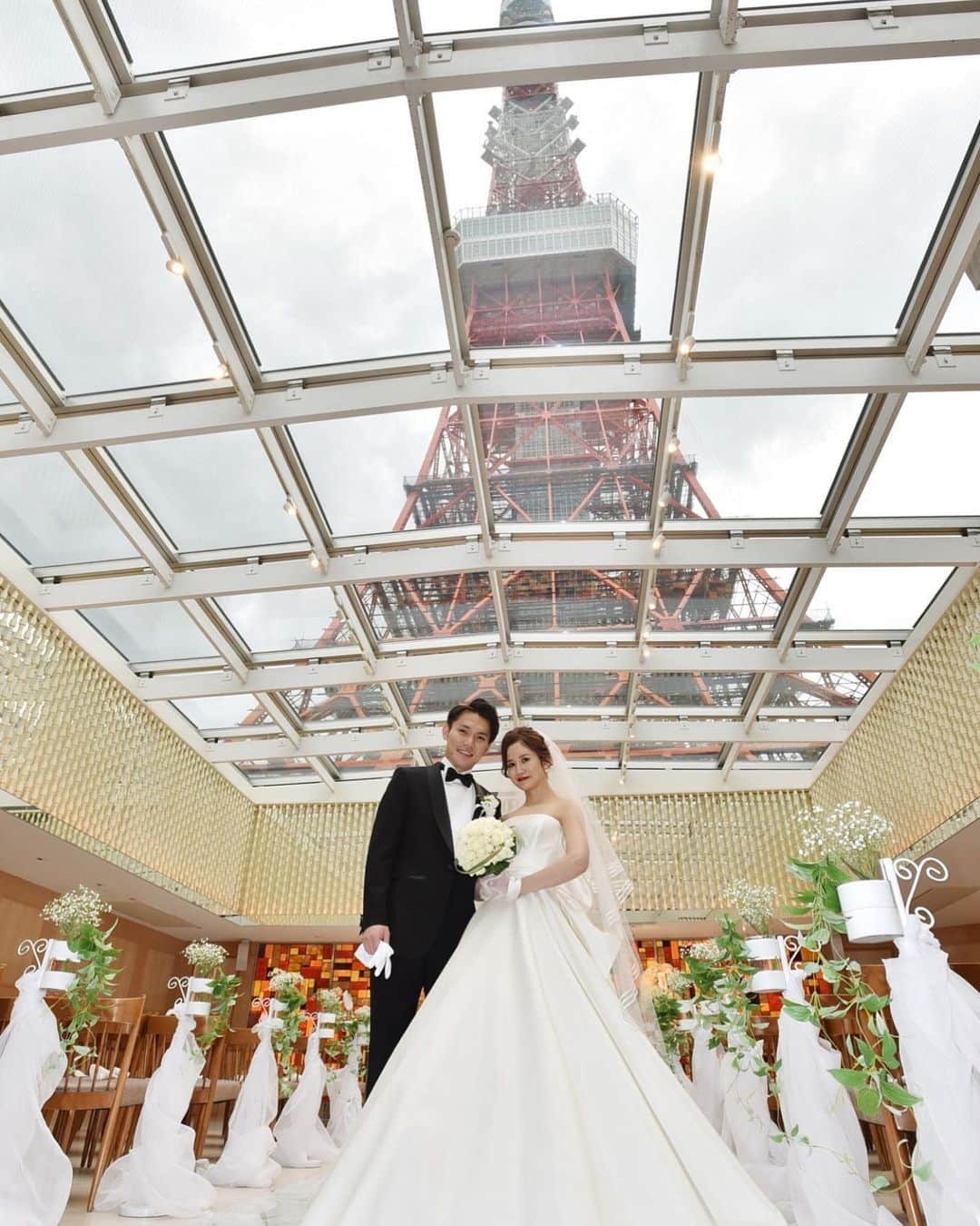 東京タワーの麓の結婚式さんのインスタグラム写真 - (東京タワーの麓の結婚式Instagram)「🗼♡ 東京タワーを 独り占めしているかのようなロケーション✨ . 天井から降り注ぐ陽光。 すべてが特別な空間で、特別な１日を...♡ . 詳細は➡︎(@theplaceoftokyo)まで♡ . #theplaceoftokyo #ザプレイスオブトウキョウ #プレイスオブトウキョウ #東京タワー #東京タワー🗼 #東京タワーで結婚式 #東京タワーが好き #インスタジェニック婚 #tokyotower #wedding #ウェディング #プレ花嫁 #卒花嫁 #2019年春婚 #2019夏婚 #2019秋婚 #2019冬婚 #結婚式準備 #結婚式場探し #式場探し #東京花嫁 #関東プレ花嫁 #日本中のプレ花嫁さんと繋がりたい #イルミネーション #東京タワー見える #東京タワーの真下」7月5日 10時07分 - theplaceoftokyo