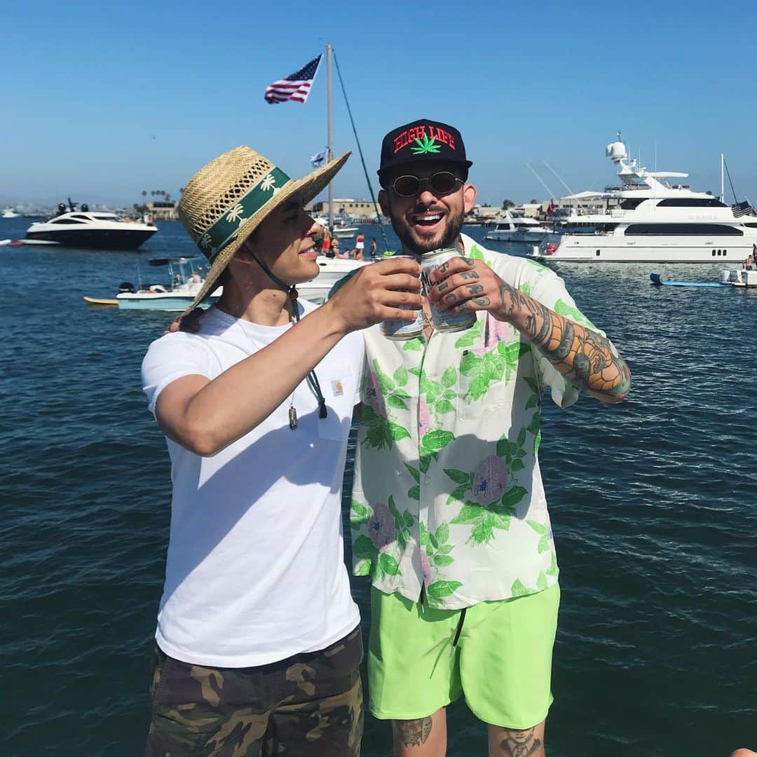 ヴィック・フエンテスのインスタグラム：「Wishing you all a happy Fourth! 🇺🇸❤️」