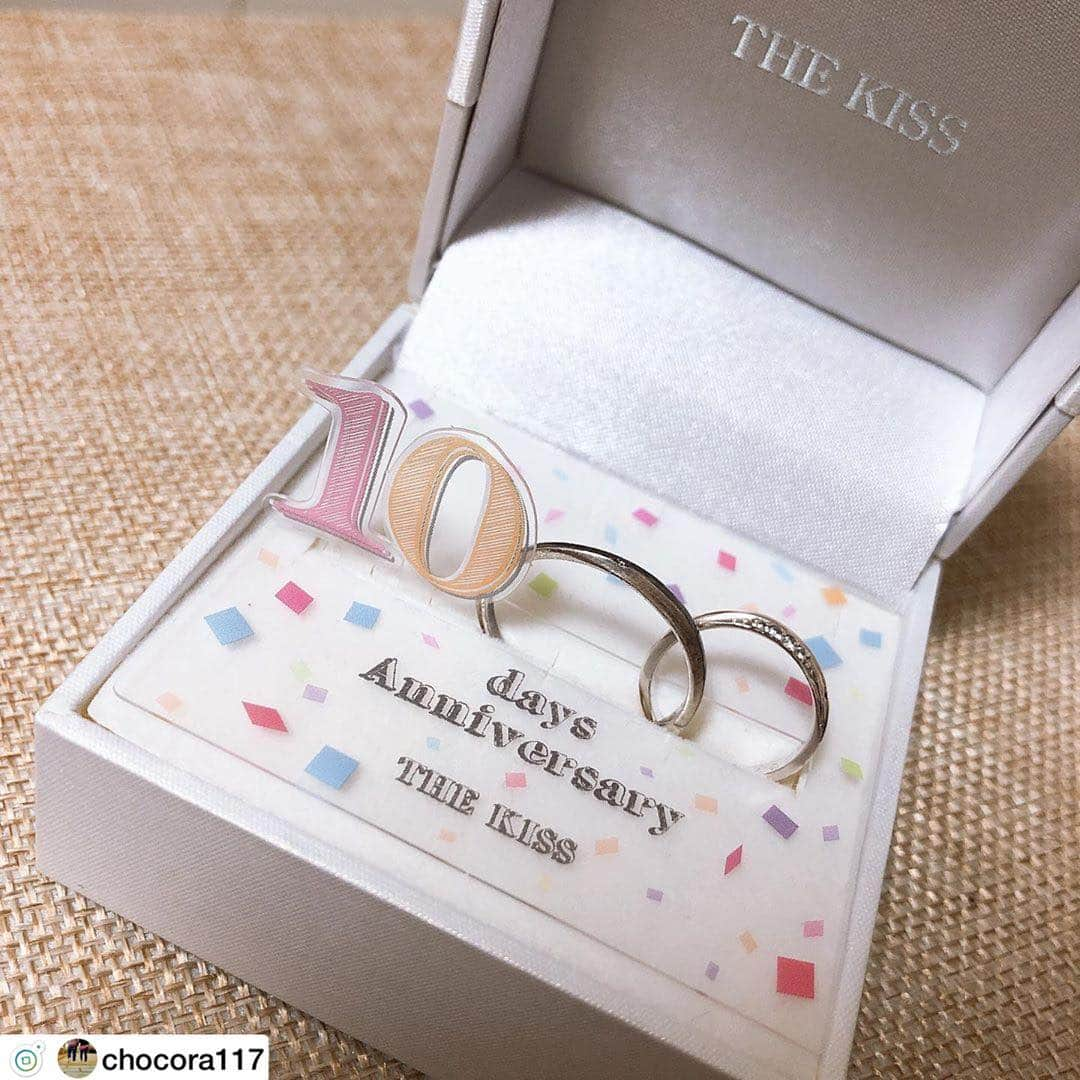 THE KISS_100日リングさんのインスタグラム写真 - (THE KISS_100日リングInstagram)「@thekiss_100_rings または #100日リング のタグを付けて投稿して下さった中で、素敵な写真を選ばせていただきました💍✨﻿ ﻿ ﻿ @chocora117 さま﻿ 1000日記念日おめでとうございます。﻿ 素敵な投稿ありがとうございました！﻿ ﻿ #thekiss #100日リング  #ペアリング #pairring  #ジュエリー #アクセサリー #指輪 #100日記念日 #100日記念 #記念日 #記念日デート  #カップル #カップルフォト #커플 #일한커플 #한일커플 #100일기념 #커플링 #러브링 #커플사진 #커플스타그램 #러브스타그램 #링 #반지」7月5日 10時11分 - thekiss_100_rings