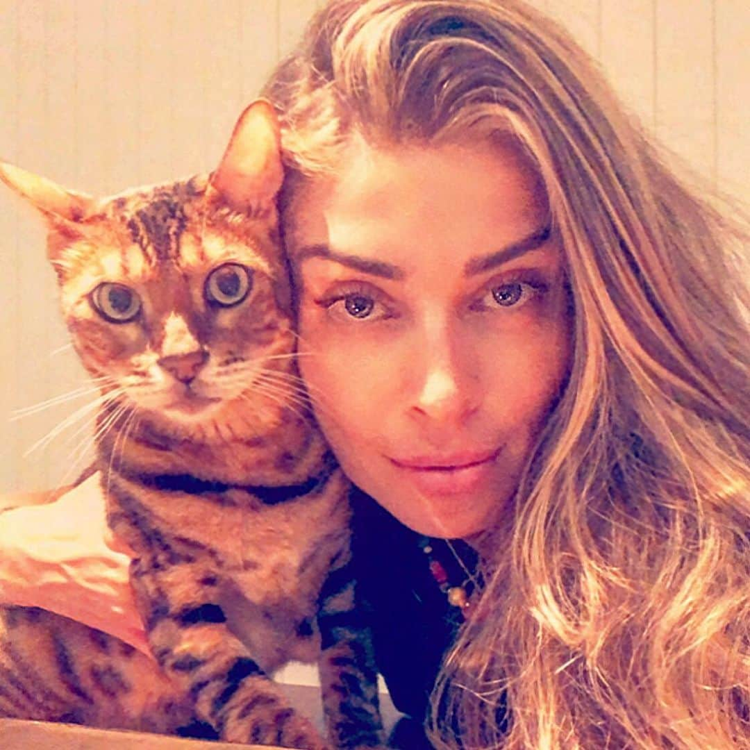 massaferaさんのインスタグラム写真 - (massaferaInstagram)「Eu e meu gatão desejamos .Nosso mais sincero boa noite a todos 🙏🏼🌙🐯🐯!!」7月5日 10時26分 - massafera