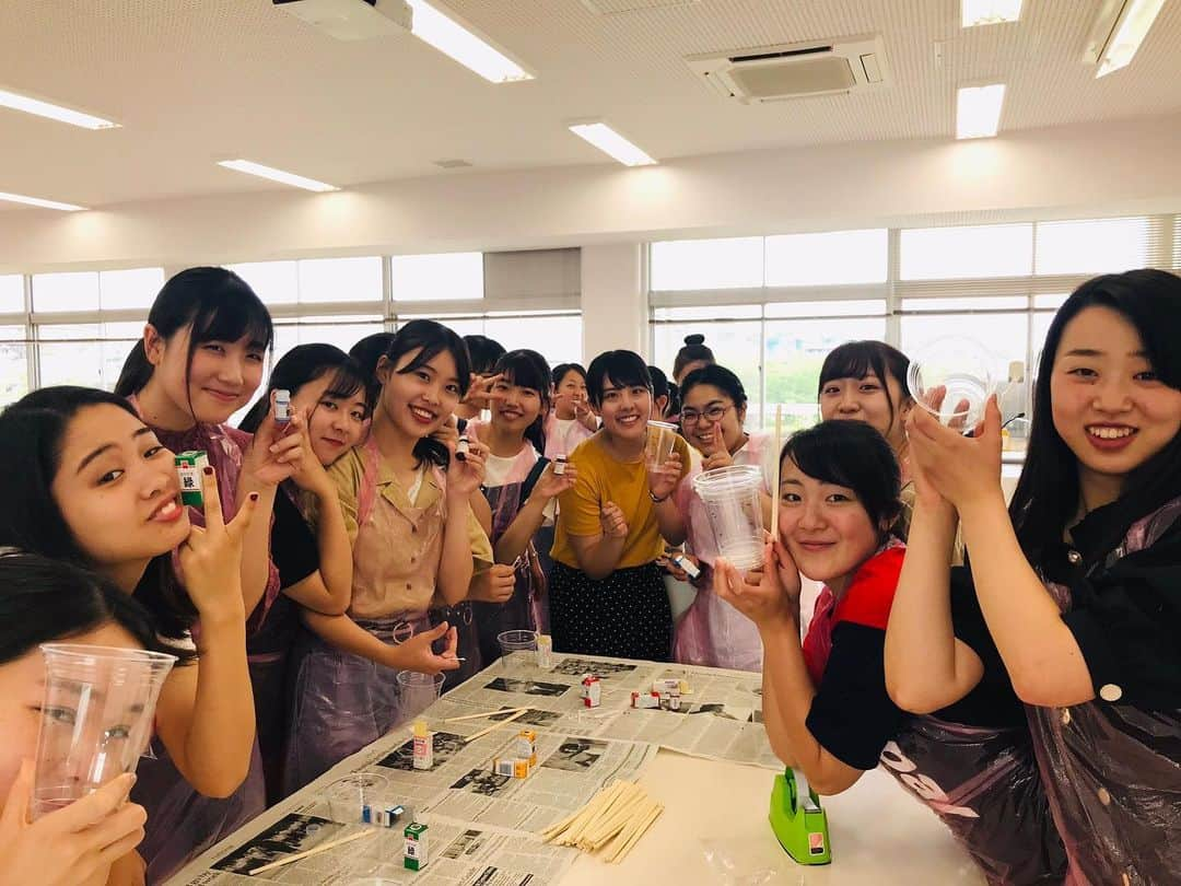 福岡女子短期大学さんのインスタグラム写真 - (福岡女子短期大学Instagram)「@fwjchild 7/4（木）こちらは本日、授業でスライムを作った2年生のクラスの模様です。食用色素をお湯で溶かし、PVA糊とホウ砂水溶液を1:1:1で混ぜます。 . 固まった後は……色々な形を作ったり、ひたすら触って感触に癒されたり。今日も楽しい笑い声が弾ける教室でした。 . #福岡女子短期大学子ども学科 #福女短 #福岡女子短期大学 #子ども学科 #スライム #スライム作り #スライムづくり #スライムあそび #太宰府 #短期大学 #保育実習 #あそび #保育士 #保育士の卵 #子どもの体育 #幼児教育 #保育士の卵 #幼稚園教諭 #幼稚園教諭の卵 #保育園実習 #保育士になりたい #保育学科 #保育士のたまご #大学生 #短大生 #未来の保育士 #福岡の女子短期大学 #女子大生 #instalove . ========[ 資料請求 ]======== ． 新しい福岡女子短期大学の資料請求（2020大学案内）を無料送付中です。本学ホームページからお気軽に申し込みください。 . 子ども学科/健康栄養学科 音楽科/文化教養学科 ． 福岡女子短期大学 住所：‪‪‪福岡県太宰府市五条四丁目16番1号‬‬‬ tel：‪‪‪092-922-4034‬‬‬（代表） . ====== ====== ======」7月5日 10時26分 - fukuoka_wjc