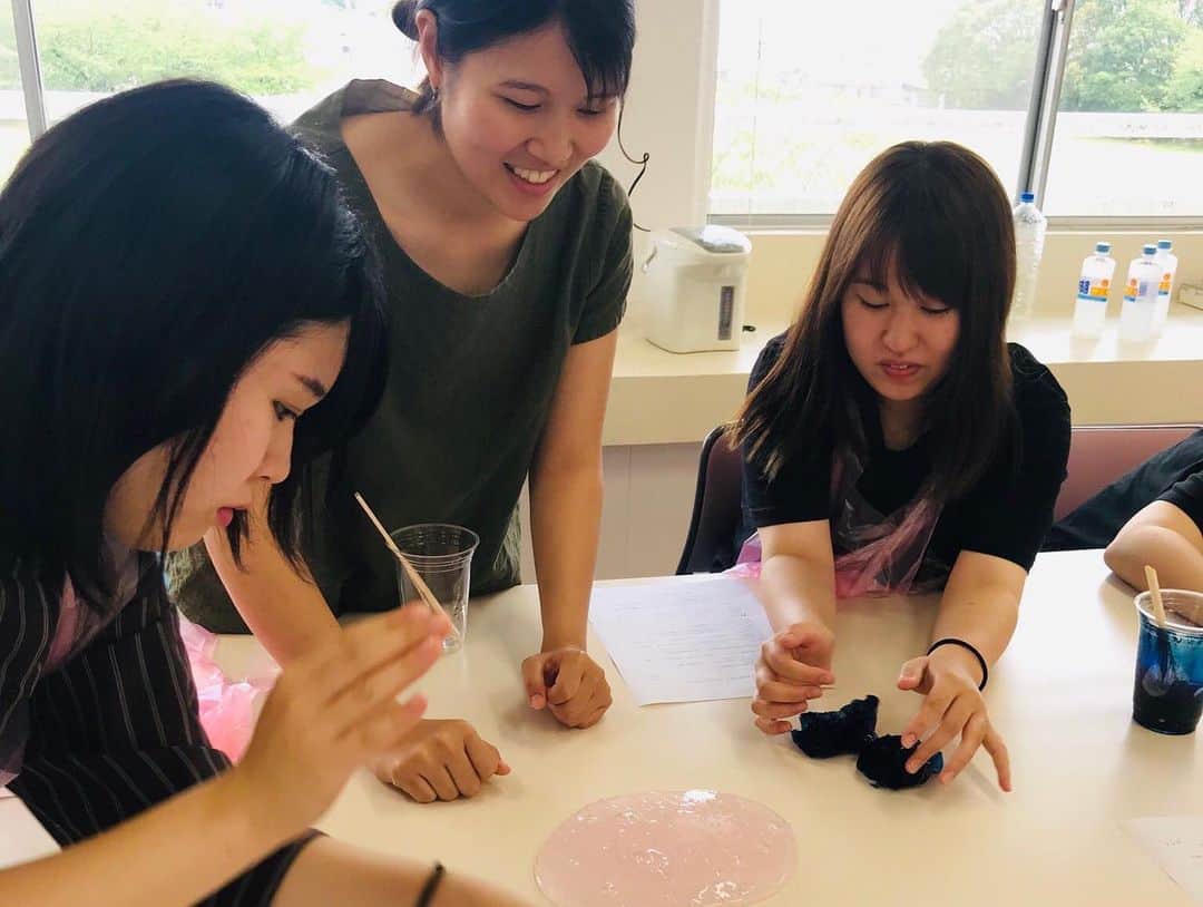 福岡女子短期大学さんのインスタグラム写真 - (福岡女子短期大学Instagram)「@fwjchild 7/4（木）こちらは本日、授業でスライムを作った2年生のクラスの模様です。食用色素をお湯で溶かし、PVA糊とホウ砂水溶液を1:1:1で混ぜます。 . 固まった後は……色々な形を作ったり、ひたすら触って感触に癒されたり。今日も楽しい笑い声が弾ける教室でした。 . #福岡女子短期大学子ども学科 #福女短 #福岡女子短期大学 #子ども学科 #スライム #スライム作り #スライムづくり #スライムあそび #太宰府 #短期大学 #保育実習 #あそび #保育士 #保育士の卵 #子どもの体育 #幼児教育 #保育士の卵 #幼稚園教諭 #幼稚園教諭の卵 #保育園実習 #保育士になりたい #保育学科 #保育士のたまご #大学生 #短大生 #未来の保育士 #福岡の女子短期大学 #女子大生 #instalove . ========[ 資料請求 ]======== ． 新しい福岡女子短期大学の資料請求（2020大学案内）を無料送付中です。本学ホームページからお気軽に申し込みください。 . 子ども学科/健康栄養学科 音楽科/文化教養学科 ． 福岡女子短期大学 住所：‪‪‪福岡県太宰府市五条四丁目16番1号‬‬‬ tel：‪‪‪092-922-4034‬‬‬（代表） . ====== ====== ======」7月5日 10時26分 - fukuoka_wjc