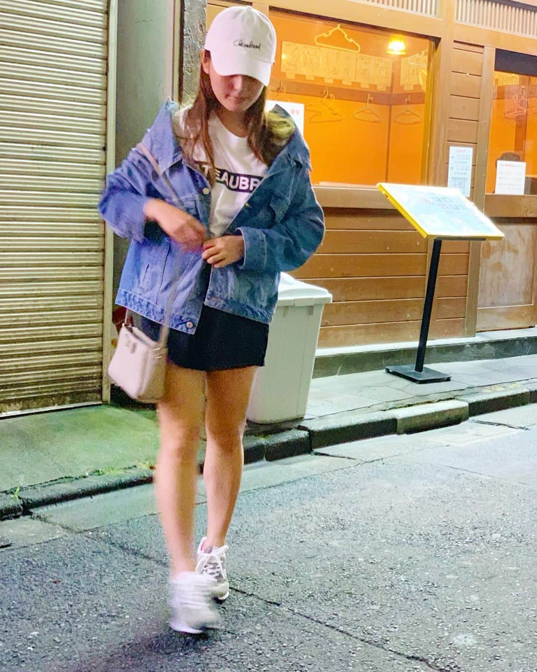 のインスタグラム：「韓国料理を食べに行ったので、それっぽい格好してみた笑 ・ jacket #frayid tops #wagyumafia bottom #ネット shoes #newbalance bag #katespade ・・・ #instafashion #fashion #coordinate #instacoordinate #outfit #ootd #ファッション #コーディネート #ol #olコーデ #오오티디 #데일리룩」