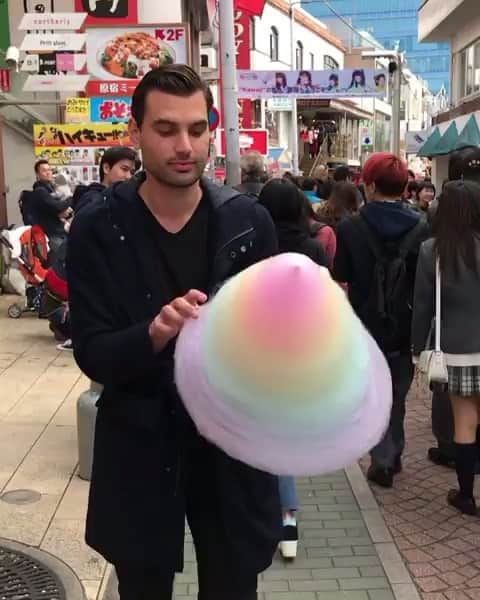 TOTTI CANDY FACTORYのインスタグラム：「😋😋😋😋🌈🌈🌈 Thank you for comming😎 ご来店ありがとうございます🥰 Video by: @twohungryguys  #repost #cottoncandy  #tastetherainbow  #instagood」
