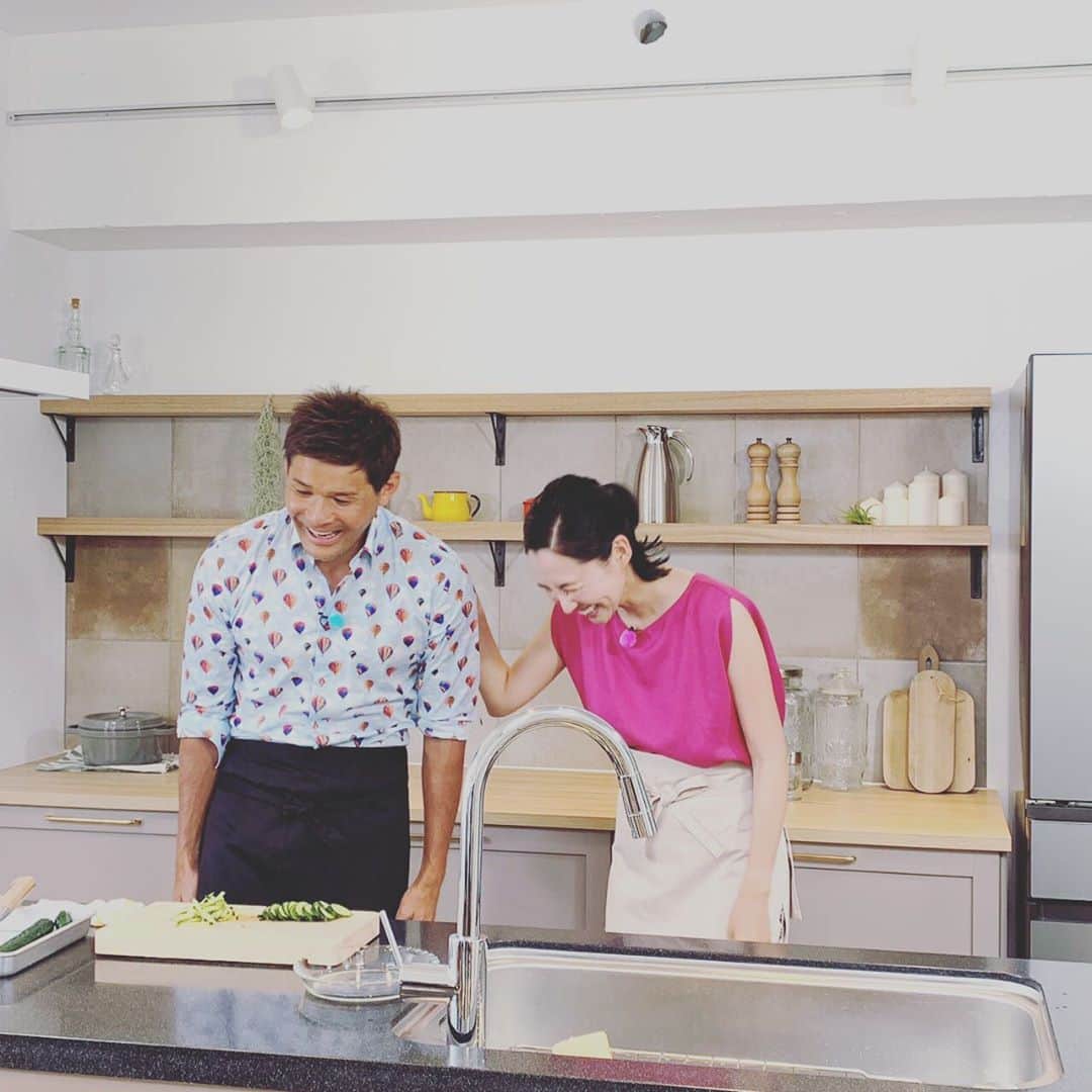 浜島直子さんのインスタグラム写真 - (浜島直子Instagram)「7月の暮らしのレシピのゲストは、照英さん！ ・ あのお人柄から感じられる熱い家族愛はもちろんのこと、大好きな釣りのこと、はたまた今ハマっている金魚愛のことなども伺いましたよ。 ・ そして地方ロケで教えてもらった郷土料理や、10分でできる究極に簡単で美味しい煮魚の作り方まで✨ 私もびっくりたまげた簡単さ＆美味しさで、この日から何度も魚を煮付けてます！(その秘密、また後日インスタにアップしますね😎) ・ あー、照英さん、本当に面白くて面白くて、そして優しくて、「神さま、この人をこの世に誕生させてくださり本当にありがとうございました🙏✨」と、撮影中に大爆笑の渦に飲み込まれながら何度も思いました（笑）🤣🤩‼️ ・ 照英さんの放送回は、7月の毎週土曜日。TBSで午前9時25分から。 関東ローカル番組ですが、素敵なホームページもありますので、ぜひのぞいてみてくださいね😊 過去のゲストの方々の、簡単で美味しいレシピもたくさん載っています🌈 ・ #東京ガス #tbs  #暮らしのレシピ #照英 さん #私のこの日の衣装は上下ともに #スピックアンドスパン #spickandspan」7月5日 10時20分 - hamaji_0912