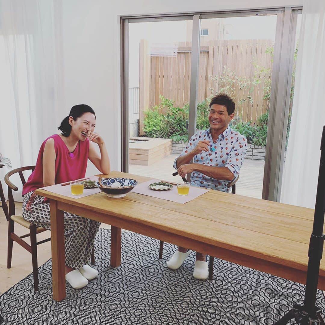 浜島直子さんのインスタグラム写真 - (浜島直子Instagram)「7月の暮らしのレシピのゲストは、照英さん！ ・ あのお人柄から感じられる熱い家族愛はもちろんのこと、大好きな釣りのこと、はたまた今ハマっている金魚愛のことなども伺いましたよ。 ・ そして地方ロケで教えてもらった郷土料理や、10分でできる究極に簡単で美味しい煮魚の作り方まで✨ 私もびっくりたまげた簡単さ＆美味しさで、この日から何度も魚を煮付けてます！(その秘密、また後日インスタにアップしますね😎) ・ あー、照英さん、本当に面白くて面白くて、そして優しくて、「神さま、この人をこの世に誕生させてくださり本当にありがとうございました🙏✨」と、撮影中に大爆笑の渦に飲み込まれながら何度も思いました（笑）🤣🤩‼️ ・ 照英さんの放送回は、7月の毎週土曜日。TBSで午前9時25分から。 関東ローカル番組ですが、素敵なホームページもありますので、ぜひのぞいてみてくださいね😊 過去のゲストの方々の、簡単で美味しいレシピもたくさん載っています🌈 ・ #東京ガス #tbs  #暮らしのレシピ #照英 さん #私のこの日の衣装は上下ともに #スピックアンドスパン #spickandspan」7月5日 10時20分 - hamaji_0912